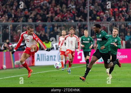 Muenchen, Deutschland. 17 décembre 2023. v.li. Leroy Sane (FC Bayern Muenchen, #10), Dan-Axel Zagadou (VfB Stuttgart, #23) FC Bayern Muenchen vs. VfB Stuttgart, Fussball, Herren, 1. Bundesliga, 15. Spieltag, saison 23/24, GER, 17.12.2023, LES RÈGLEMENTS DFL/DFB INTERDISENT TOUTE UTILISATION DE PHOTOGRAPHIES COMME SÉQUENCES D'IMAGES ET/OU QUASI-VIDÉO, Foto : Eibner-Pressefoto/Wolfgang Frank crédit : dpa/Alamy Live News Banque D'Images