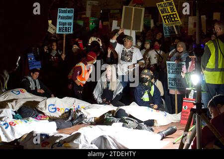 Fermer Google : No Tech for Genocide, protester contre le contrat du projet Nimbus avec Israël et l'intelligence artificielle pour la guerre. San Francisco, CA, États-Unis Banque D'Images