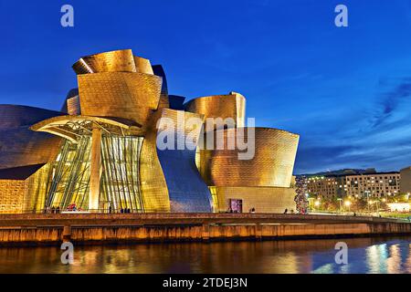 Bilbao Biscaye Espagne. Musée Guggenheim au coucher du soleil Banque D'Images