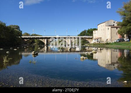 Ancien moulin restauré, Moulin de Saint André, aujourd'hui Gîte & Cinéma, et Pont sur le Verdon à Vinon-sur-Verdon Var Provence France Banque D'Images