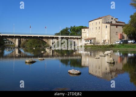 Ancien moulin restauré, Moulin de Saint André, aujourd'hui Gîte & Cinéma, et Pont sur le Verdon à Vinon-sur-Verdon Var Provence France Banque D'Images