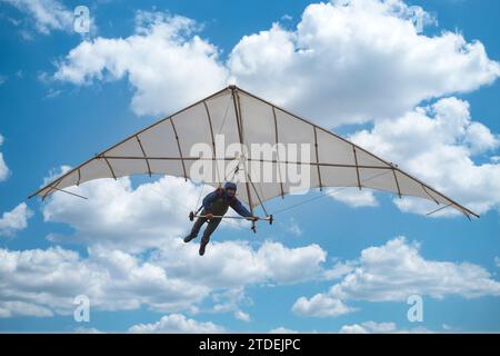 Vieux deltaplane vintage parapente kite dans le ciel avec des nuages. Apprendre à voler. Rêve de voler. Icare moderne. Banque D'Images