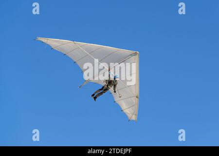 Vieux kite parapente vintage deltaplane. Apprendre à voler. Rêve de voler. Icare moderne. Banque D'Images