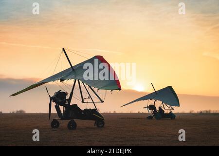 Trikes deltaplane sur la piste prêts pour l'aventure. Photo d'aviation artistique Banque D'Images