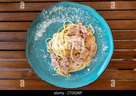 une vue rapprochée des oiseaux au-dessus d'une assiette de pâtes spaghetti carbonara fraîches Banque D'Images