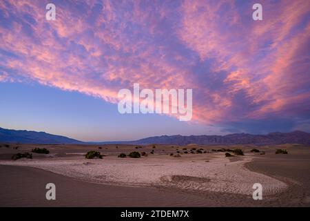Playa et coucher de soleil nuages à Mesquite Flat Sand Dunes dans le parc national de Death Valley, Californie. Banque D'Images