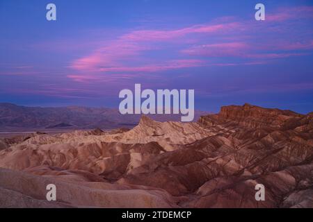 Vue de Zabriskie point à l'aube, parc national de Death Valley, Californie. Banque D'Images