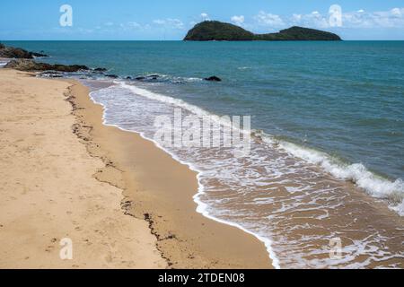 Double Island de la plage de Palm Cove, Queensland, Australie Banque D'Images