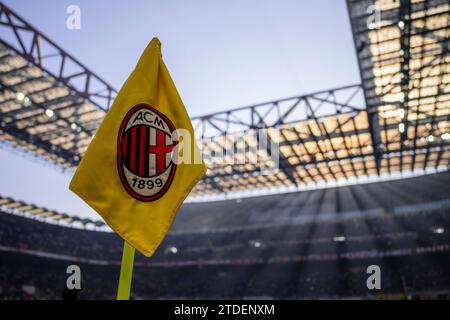 Milan, Italie. 18 décembre 2023. Un drapeau d'angle portant le logo de l'AC Milan est vu pendant le match de football Serie A entre l'AC Milan et l'AC Monza. Crédit : Nicolò Campo/Alamy Live News Banque D'Images