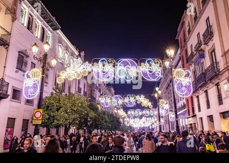 Séville, Espagne - 16 décembre 2023 : décoration de lumières de Noël dans l'avenue Constitution, Avenida de la Constitucion, autour de la cathédrale de Séville avec foule Banque D'Images