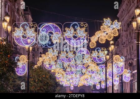 Décoration de lumières de Noël dans Constitution Avenue, Avenida de la Constitucion, autour de la cathédrale de Séville au temps de noël, foyer sélectif avec foyer Banque D'Images