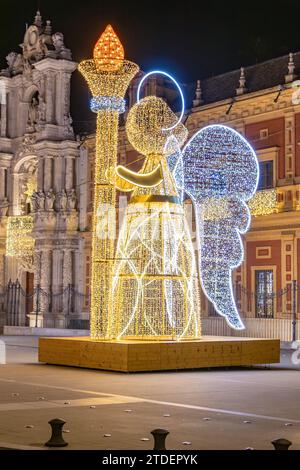 Décoration de lumières de Noël en forme d'ange tenant une torche dans du Palais de San Telmo, à Séville, Andalousie, Espagne, à Noël TI Banque D'Images