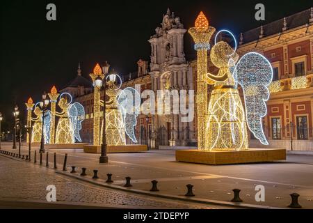 Décoration de lumières de Noël en forme d'ange tenant une torche dans du Palais de San Telmo, à Séville, Andalousie, Espagne, à Noël TI Banque D'Images