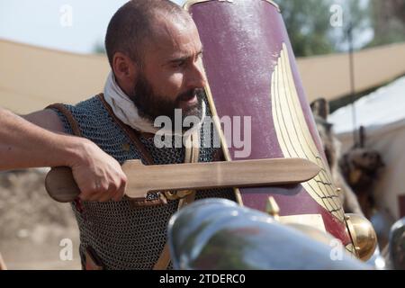 Merida, Espagne - 9 octobre 2021 : soldat romain brandissant une épée d'entraînement en bois. Emerita Ludica Festival 2021, Mérida, Espagne Banque D'Images