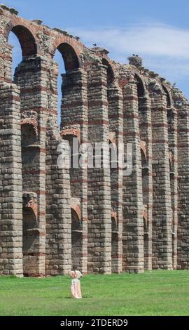 Merida, Espagne - 4 juin 2023 : jeune femme reenactor à côté de l'aqueduc Los Milagros. Emerita Ludica Festival 2023, Mérida, Espagne Banque D'Images