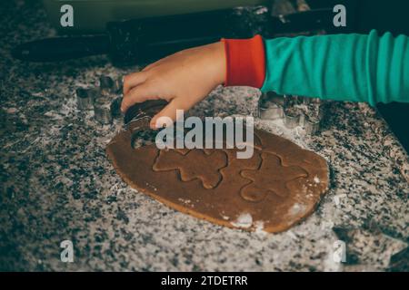 Maman et son adorable fils créent des moments magiques dans la cuisine, préparant du pain d'épices de Noël Banque D'Images