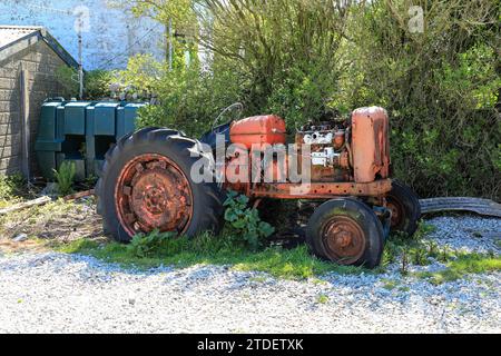 Un tracteur rouillé Nuffield Universal abandonné sur une ferme, Angleterre, Royaume-Uni Banque D'Images