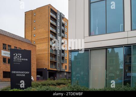 Slough, Berkshire, Royaume-Uni. 16 décembre 2023. Bureaux du conseil municipal de Slough à Slough. Après la faillite financière et la faillite effective du Slough Borough Council (SBC), il a été signalé que SBC envisageait maintenant de vendre le Curve à Slough ou de trouver un autre usage pour elle. L'ancienne bibliothèque de Slough a été démolie et remplacée par la Curve à la pointe de la technologie en 2016 qui abrite la bibliothèque et aussi le bureau d'enregistrement. Crédit : Maureen McLean/Alamy Banque D'Images