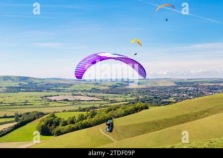 Parapente à Mount Caburn, survolant la ville du comté de Lewes, East Sussex, Angleterre, Royaume-Uni, Europe Banque D'Images