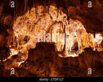 Dans la grande salle du parc national des grottes de Carlsbad, site du patrimoine mondial de l'UNESCO, situé dans les montagnes Guadalupe, Nouveau-Mexique Banque D'Images