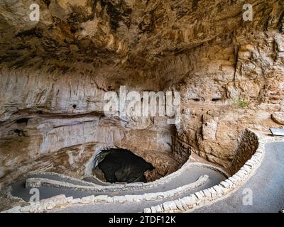 Entrée à la grotte principale du parc national des grottes de Carlsbad, site classé au patrimoine mondial de l'UNESCO, situé dans les montagnes Guadalupe, Nouveau-Mexique Banque D'Images