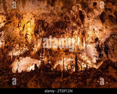 Dans la grande salle du parc national des grottes de Carlsbad, site du patrimoine mondial de l'UNESCO, situé dans les montagnes Guadalupe, Nouveau-Mexique Banque D'Images