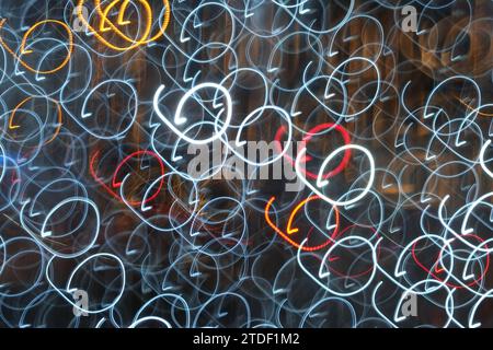 Mouvement intentionnel de la caméra avec des lumières colorées Noël créant des formes circulaires dans un motif Banque D'Images