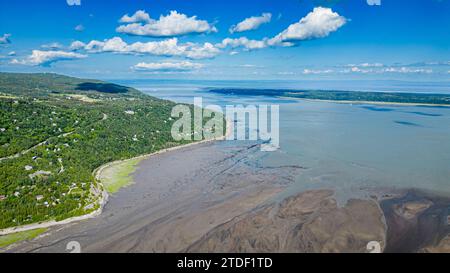 Aérien de la rivière gouffre qui coule dans la St. Lawrence River, Québec, Canada, Amérique du Nord Banque D'Images