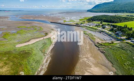 Aérien de la rivière gouffre qui coule dans la St. Lawrence River, Québec, Canada, Amérique du Nord Banque D'Images