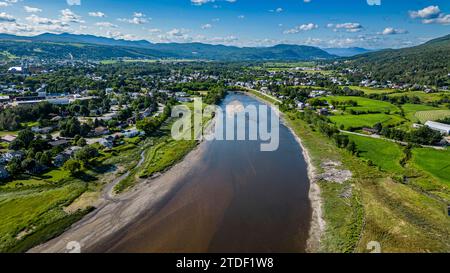 Aérien de la rivière gouffre qui coule dans la St. Lawrence River, Québec, Canada, Amérique du Nord Banque D'Images