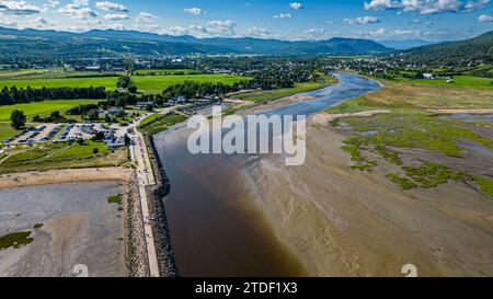 Aérien de la rivière gouffre qui coule dans la St. Lawrence River, Québec, Canada, Amérique du Nord Banque D'Images