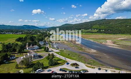 Aérien de la rivière gouffre qui coule dans la St. Lawrence River, Québec, Canada, Amérique du Nord Banque D'Images