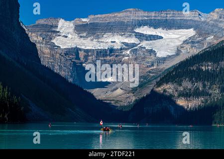 Kayakistes sur le lac Louise, parc national Banff, site du patrimoine mondial de l'UNESCO, Alberta, montagnes Rocheuses, Canada, Amérique du Nord Banque D'Images