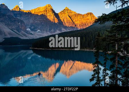 Kayakiste au lever du soleil au lac Moraine, parc national Banff, site du patrimoine mondial de l'UNESCO, Alberta, montagnes Rocheuses, Canada, Amérique du Nord Banque D'Images