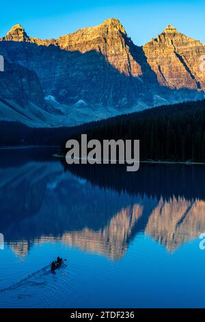 Kayakiste au lever du soleil au lac Moraine, parc national Banff, site du patrimoine mondial de l'UNESCO, Alberta, montagnes Rocheuses, Canada, Amérique du Nord Banque D'Images