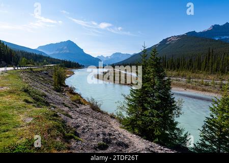 Rivière Athabasca, Glacier Parkway, parc national Jasper, site du patrimoine mondial de l'UNESCO, Alberta, Rocheuses canadiennes, Canada, Amérique du Nord Banque D'Images