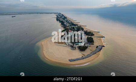 Aérien de la longue péninsule sablonneuse, Lobito, Angola, Afrique Banque D'Images