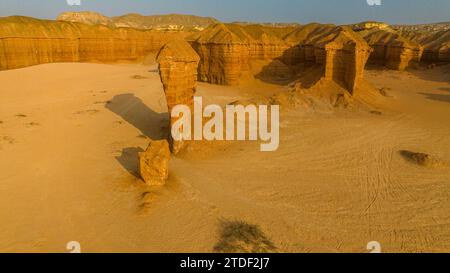 Aérien d'un canyon de grès, désert de Namibe (Namib), Parc National de Iona, Namibe, Angola, Afrique Banque D'Images