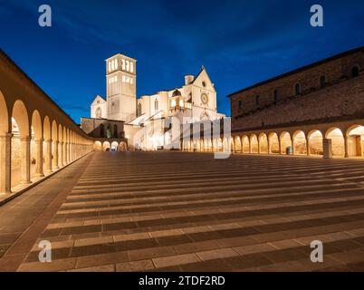 Place inférieure de St. François et la Basilique Saint François d'Assise, illuminée la nuit, site du patrimoine mondial de l'UNESCO, Assise, Pérouse, Ombrie Banque D'Images