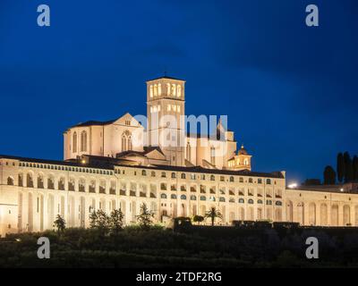 Basilique Saint François d'Assise, illuminée la nuit, site du patrimoine mondial de l'UNESCO, Assise, Pérouse, Ombrie, Italie, Europe Banque D'Images