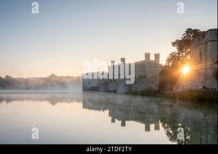 Château de Leeds au lever du soleil, près de Maidstone, Kent, Angleterre, Royaume-Uni, Europe Banque D'Images