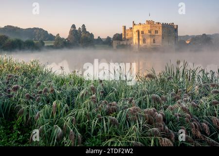 Château de Leeds dans la brume matinale, près de Maidstone, Kent, Angleterre, Royaume-Uni, Europe Banque D'Images