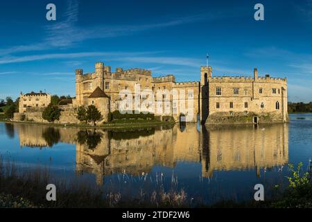 Château de Leeds au soleil tôt le matin, près de Maidstone, Kent, Angleterre, Royaume-Uni, Europe Banque D'Images