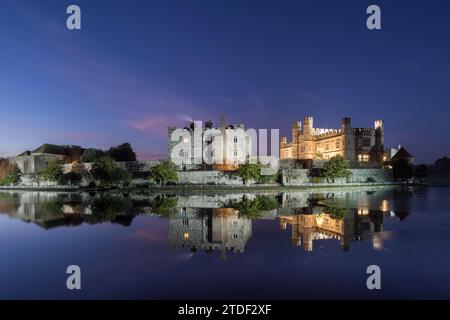 Château de Leeds la nuit, illuminé, reflété dans les douves, près de Maidstone, Kent, Angleterre, Royaume-Uni, Europe Banque D'Images