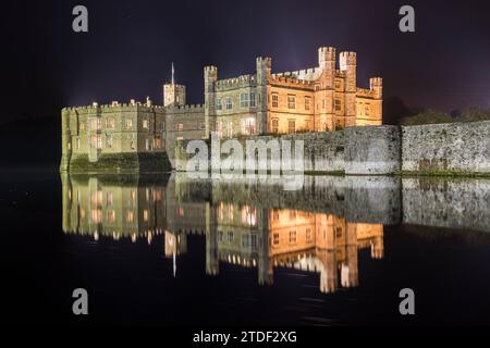 Château de Leeds la nuit, illuminé, reflété dans les douves, près de Maidstone, Kent, Angleterre, Royaume-Uni, Europe Banque D'Images