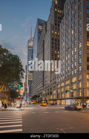 Scène de début de soirée à une intersection animée de Midtown à New York City, New York City, États-Unis d'Amérique, Amérique du Nord Banque D'Images