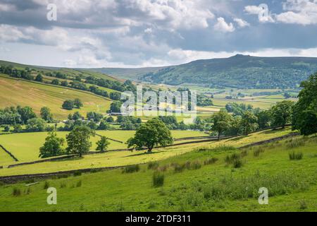 Appletreewick village et la rivière Wharfe avec le lointain Simon's Seat à Wharfedale, les Yorkshire Dales, Yorkshire, Angleterre, Royaume-Uni, Europe Banque D'Images