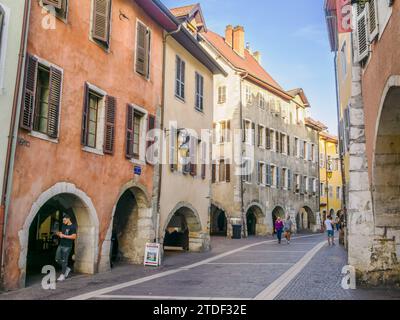 Des bâtiments médiévaux aux aux passages couverts bordent les rues du vieux centre d'Annecy, Annecy, haute-Savoie, France, Europe Banque D'Images