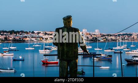 La statue du roi Carlos I, érigée en 1903, une vue impressionnante à l'entrée de la ville, Cascais, Portugal, Europe Banque D'Images