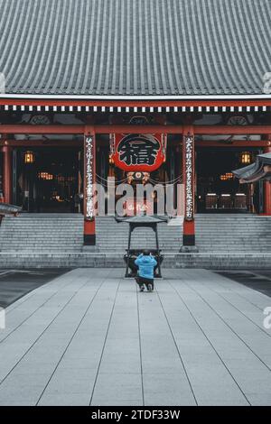 Un touriste prenant des photos du temple Senso ji à Tokyo, Honshu, Japon, Asie Banque D'Images